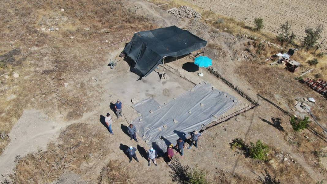 Fidan dikerken servet buldu! Yetkililer akın etti... Tarlayı kazdıkça ne görsünler 1